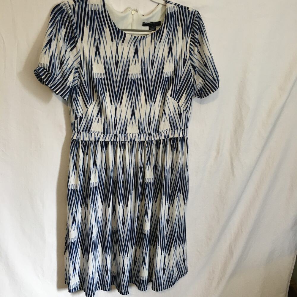 Maggie London 8 Navy/White Short-Sleeved Easy Care Dress Geometric POCKETS